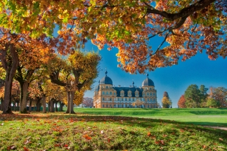 Herbstblätter und Schloss Seehof