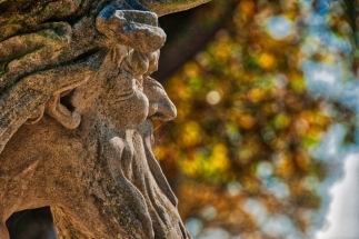 Spinnweben an der Figur vor Schloss Seehof