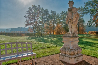 Geköpfter im Herbst vor Schloss Seehof