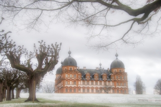 Schloss Seehof nebelig im Winter